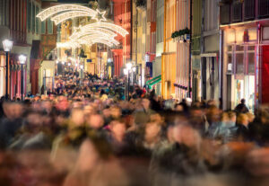 Blick in eine hektische und stressige Einkausstrasse zur Weihnachtsszeit