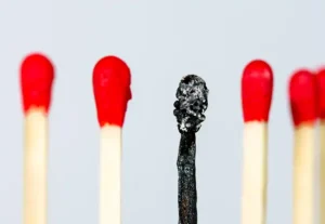 Bild eines abgebrannten Streichholzes als Symbol für Burnout oder Depression (Foto: © opticaltech, Adobe Stock)