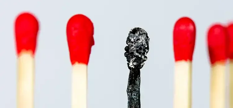 Bild eines abgebrannten Streichholzes als Symbol für Burnout oder Depression (Foto: © opticaltech, Adobe Stock)