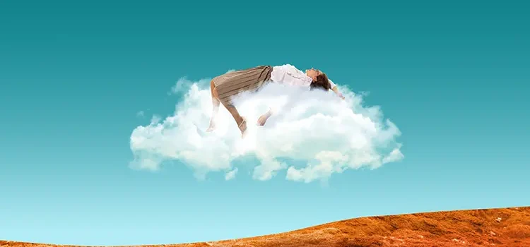 Frau auf einer Wolke - sie sehnt sich nach Urlaub und erhofft sich Erholung vom drohenden Burnout (Illustration: © Lustre Art Group, Adobe Stock)