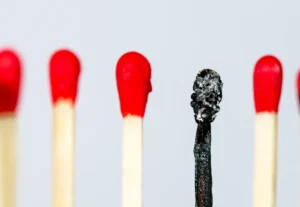 Abgebranntes Streichholzes stellvertretend für Burnout oder Depression (Foto: © opticaltech, Adobe Stock)