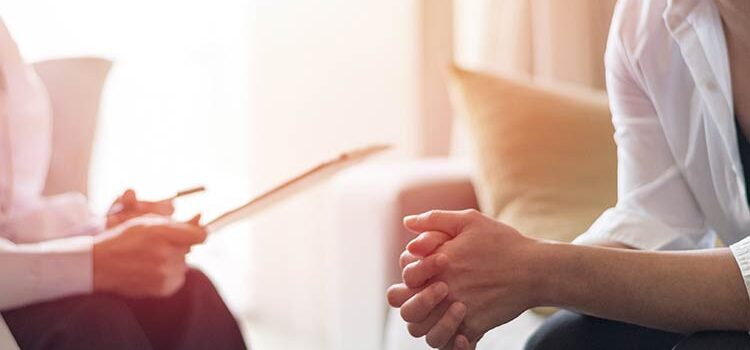 Psychologin oder Psychotherapeutin im Gespräch mit einem Patienten (Foto: © Khunatorn, Adobe Stock)
